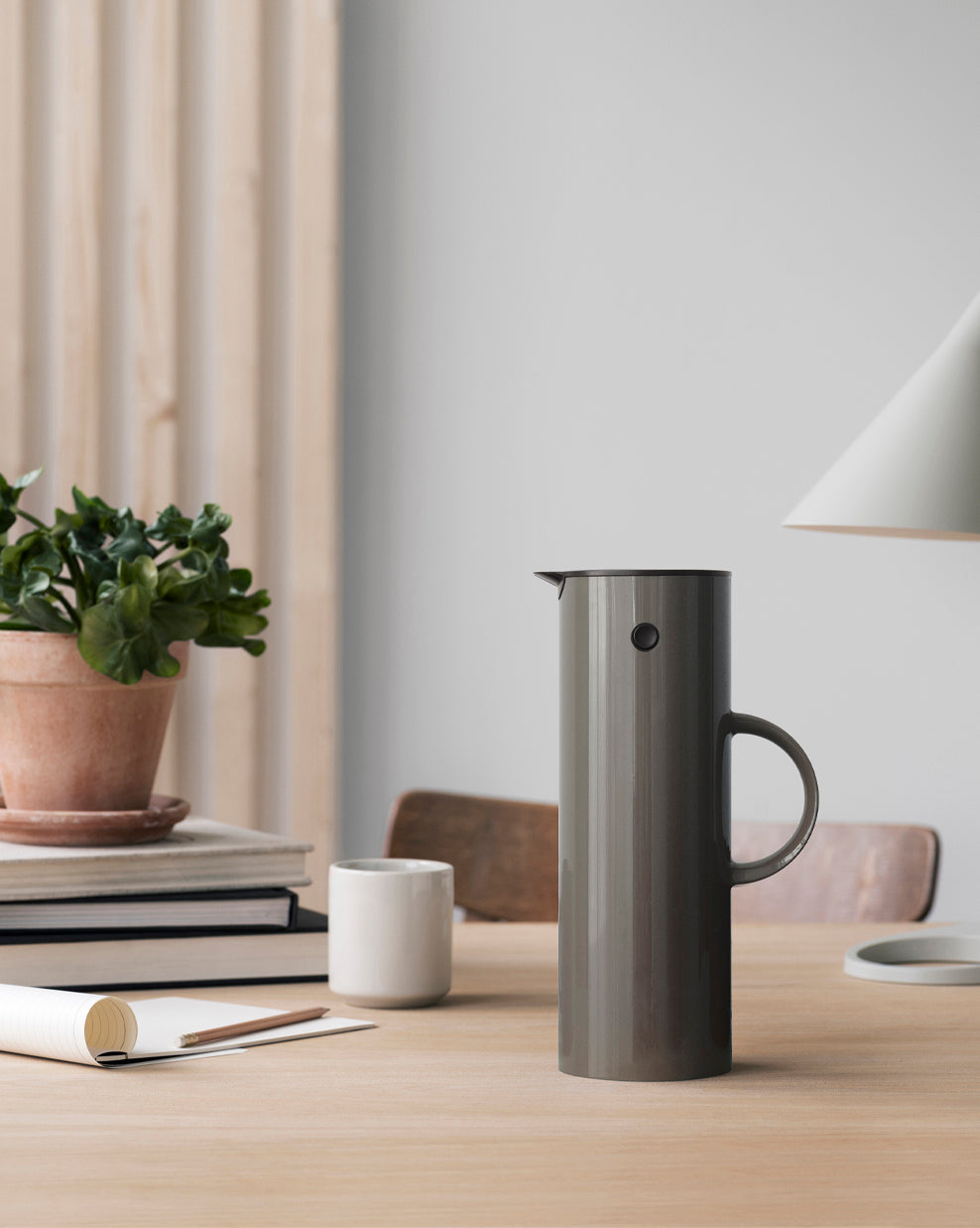 https://www.stelton.us/cdn/shop/files/EM77_bark_988_d5851333-1cbd-4c68-8e48-670df297ff32_1000x.jpg?v=1670339782