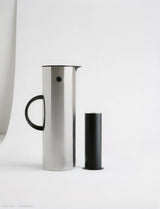 Stelton 999 900 EM77 Tea Strainer Vacuum Jug 1 Location AI Modified